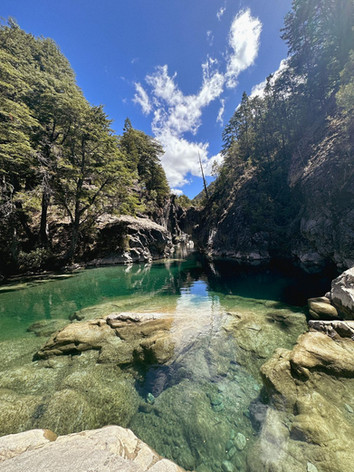 Hiking along the Río Azul river in El Bolsón