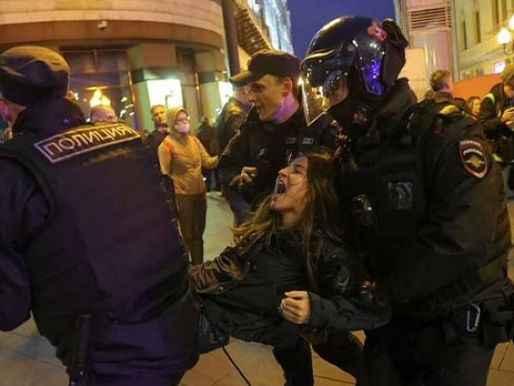 I’m Not Going To Die For Putin!’ Terrified Russians Begin Anti-Mobilization Protests