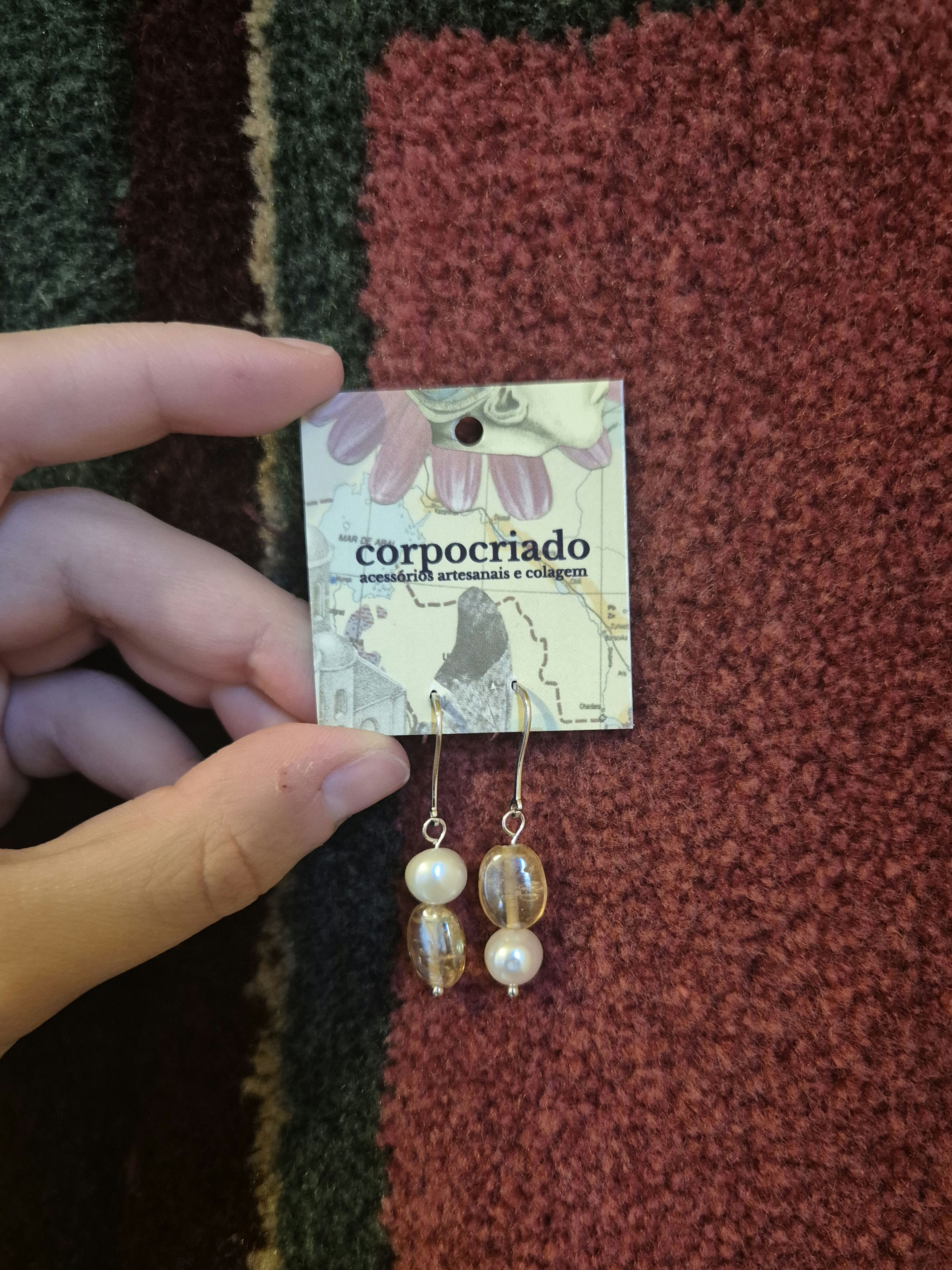 Brinco semijoia assimétrico