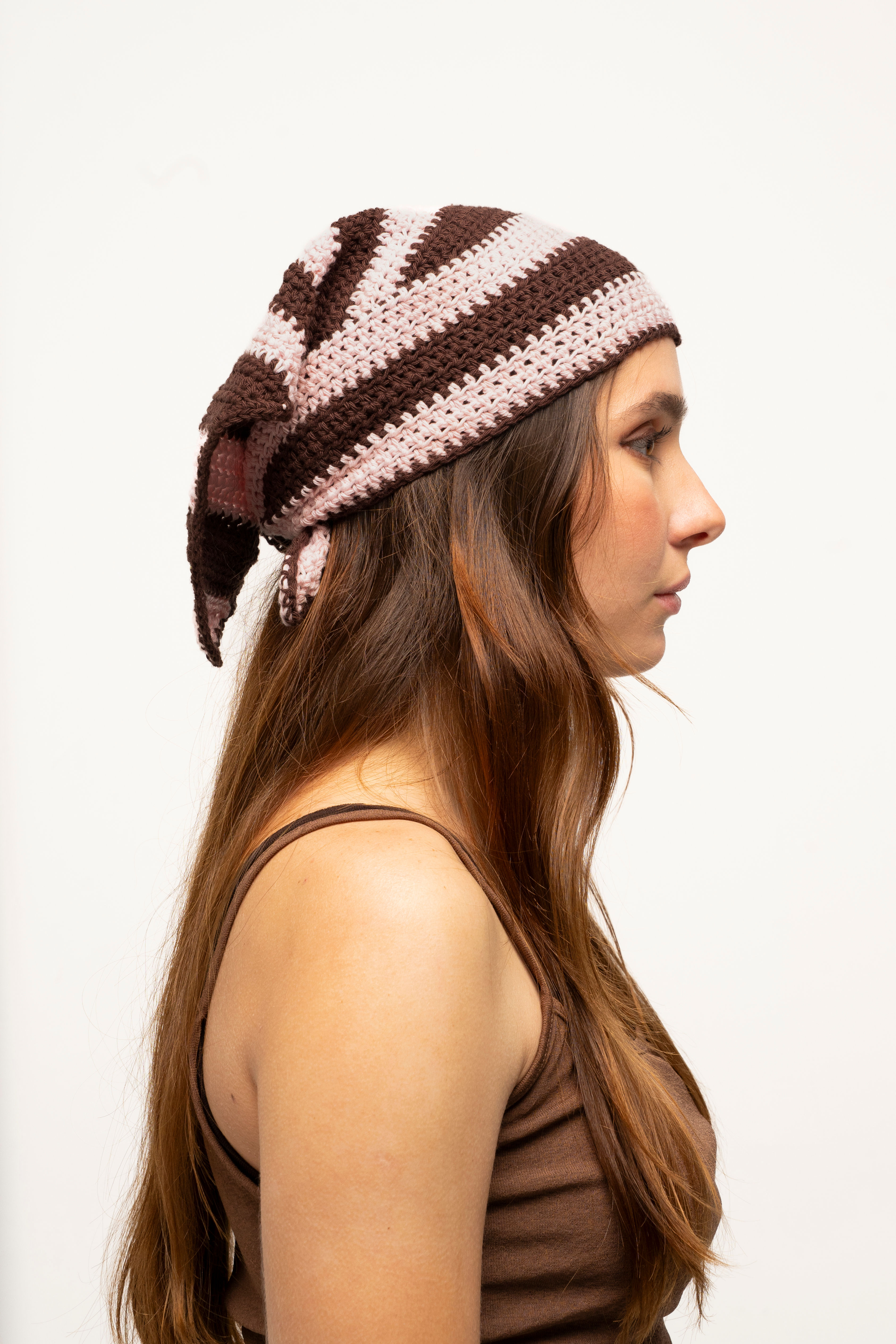 Modelo de perfil luciendo el ajuste de la bandana de punto bicolor de rayas de THE NODO