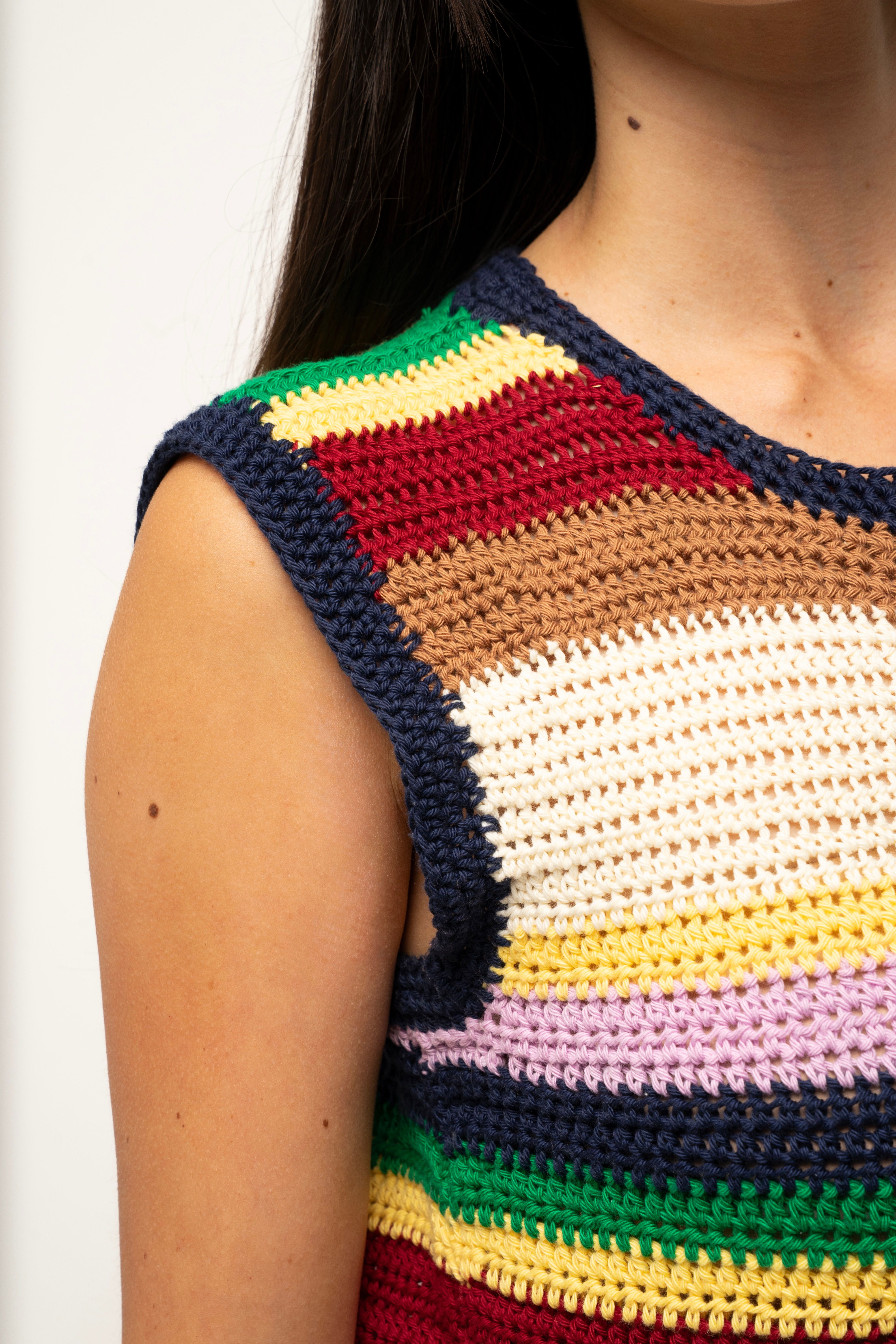 Detalle del tejido de punto hecho a mano en el hombro del vestido THE CODE DRESS