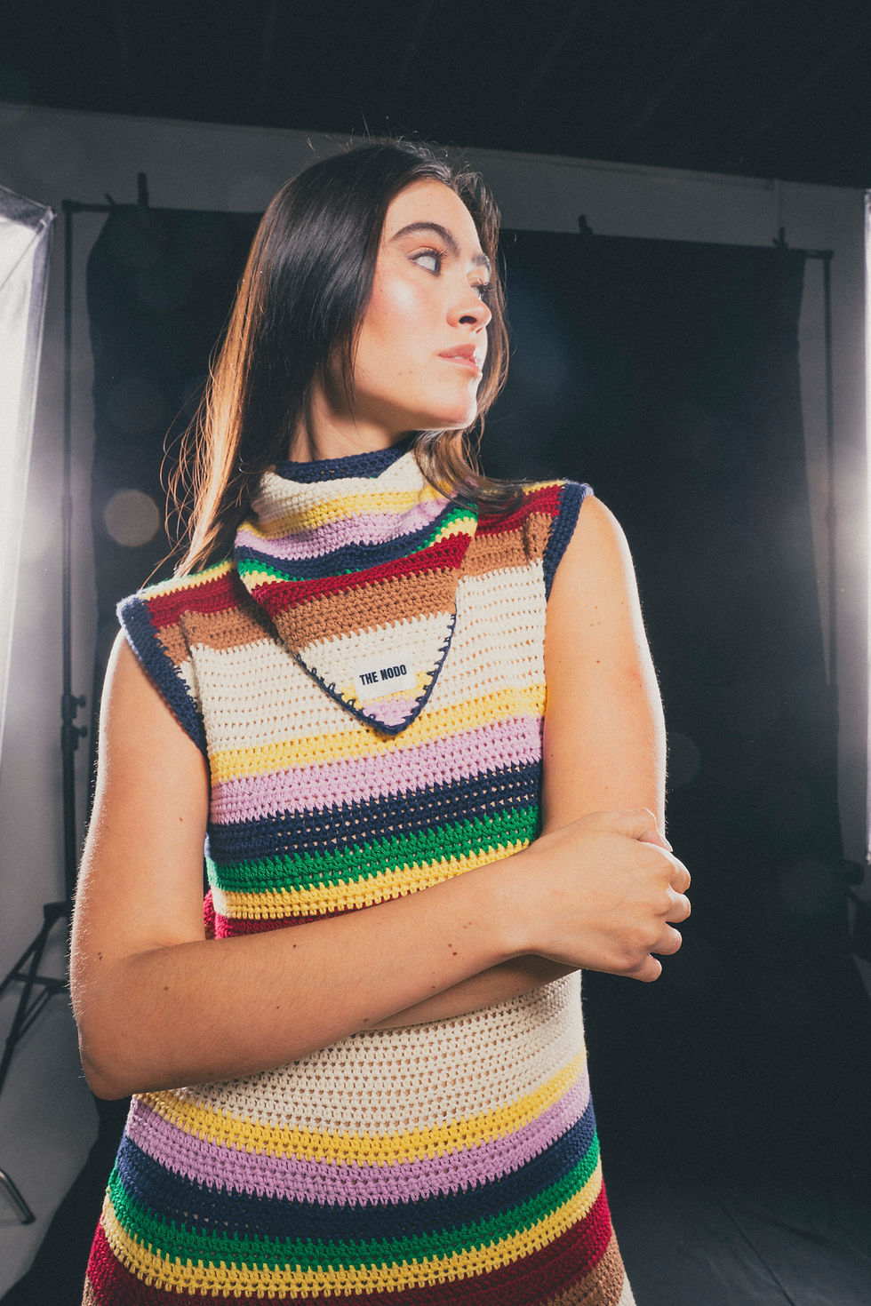 Modelo con vestido de la colección posando de frente con la bandana de punto a juego
