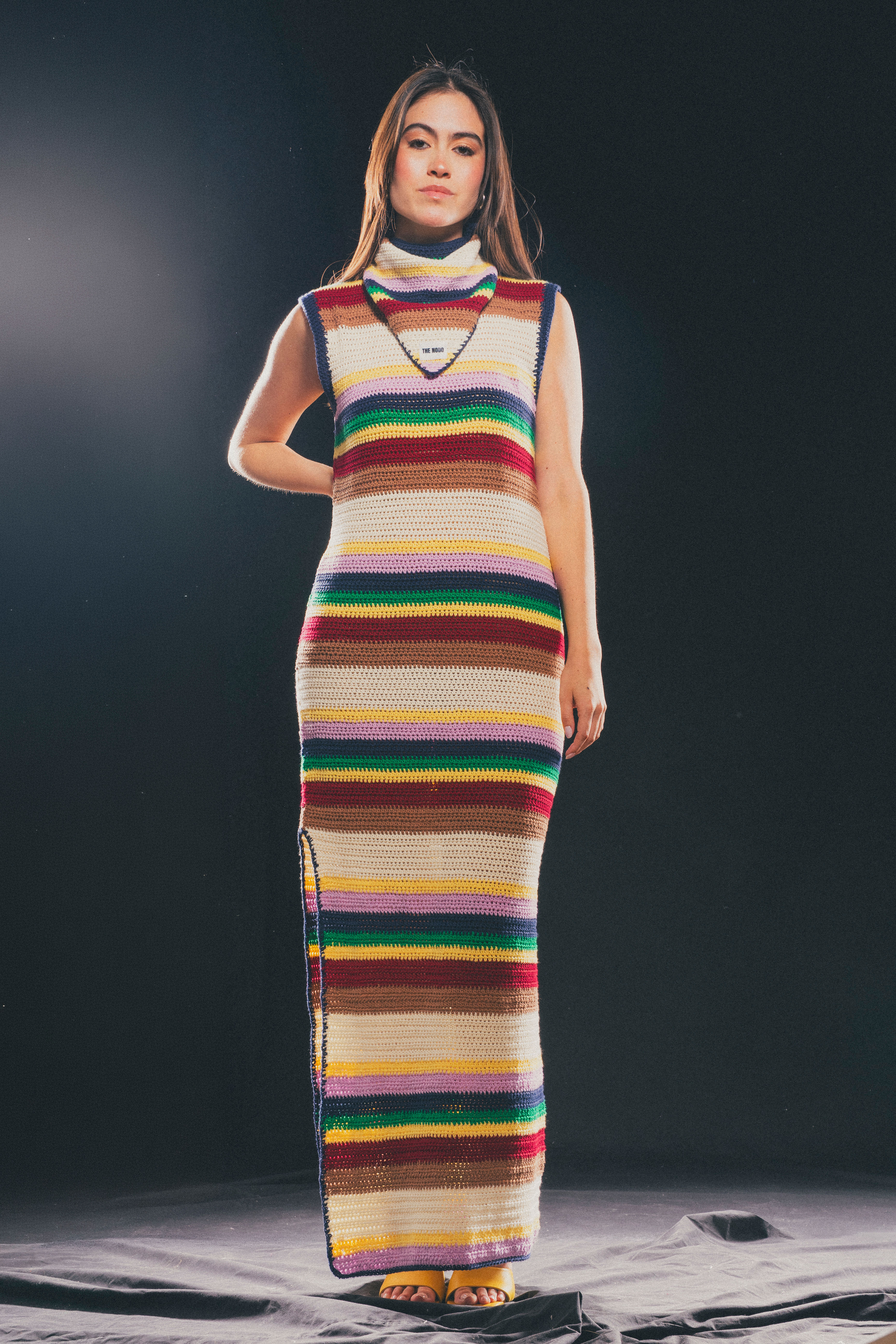 Modelo con el vestido largo de punto de rayas THE CODE DRESS