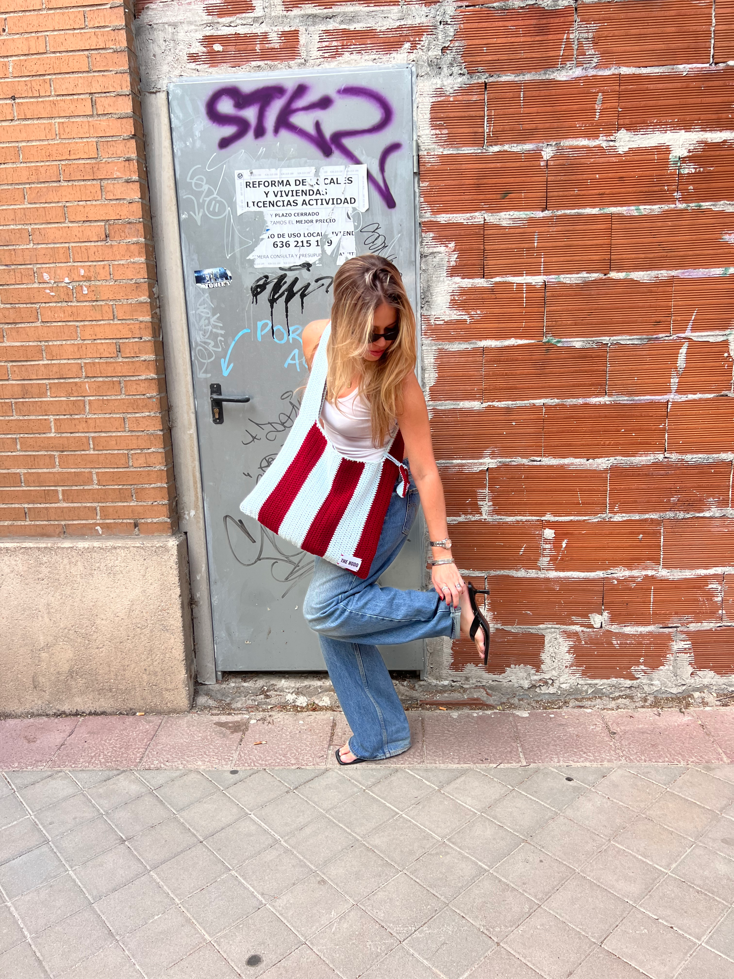 Estilo urbano 90s con el bolso de ganchillo de rayas THE LUCKY ME BAG