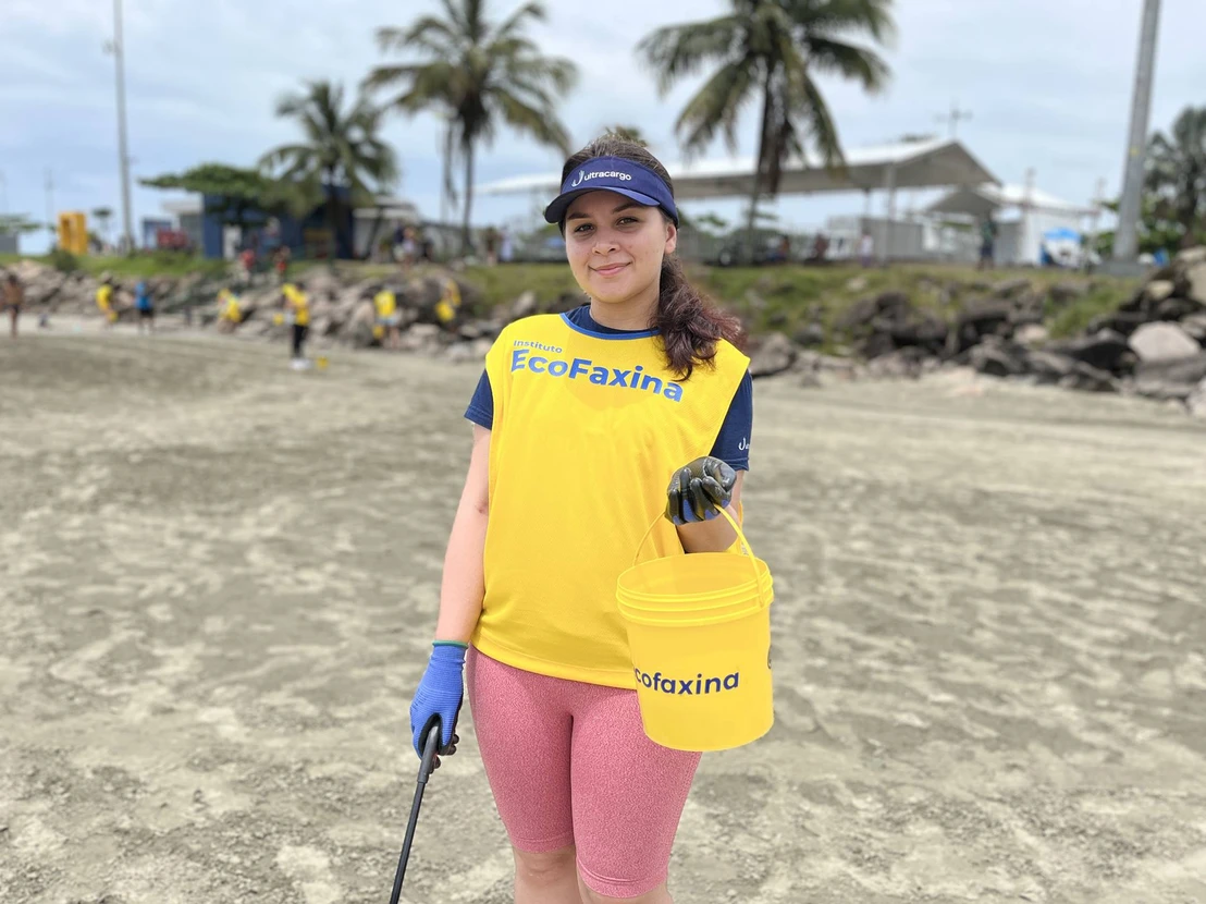 Colaboradora da Ultracargo posa para foto durante Ação Voluntária EcoFaxina na Praia do José Menino, em Santos.
