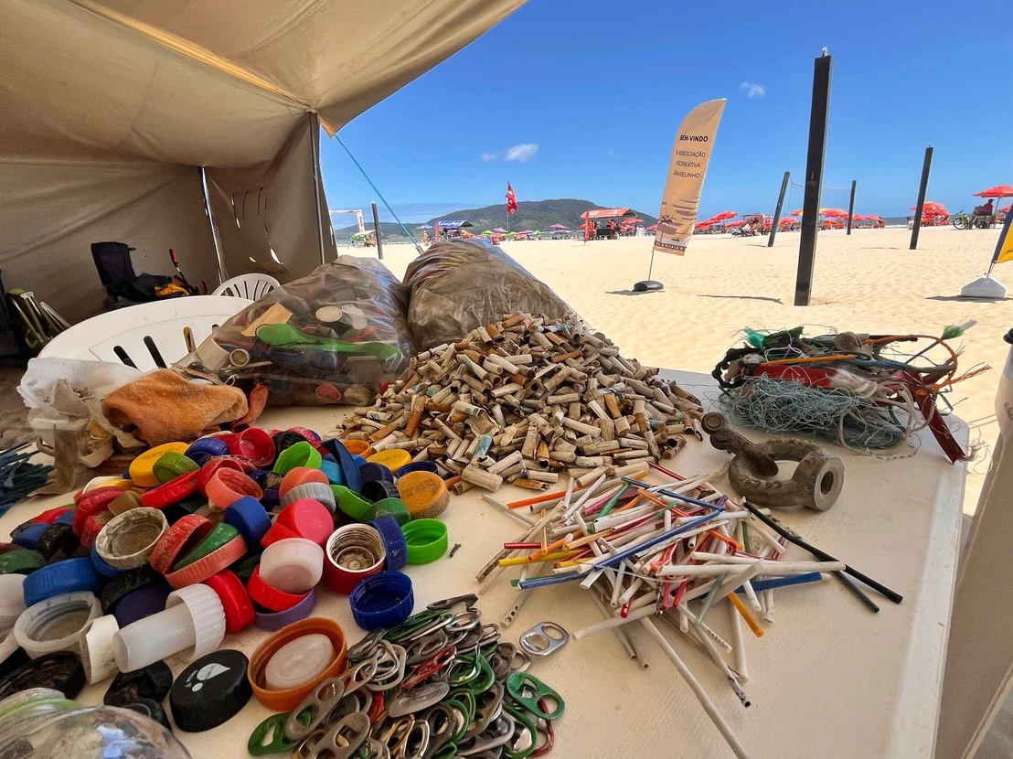 Resíduos coletados na Praia do Gonzaga, em Santos