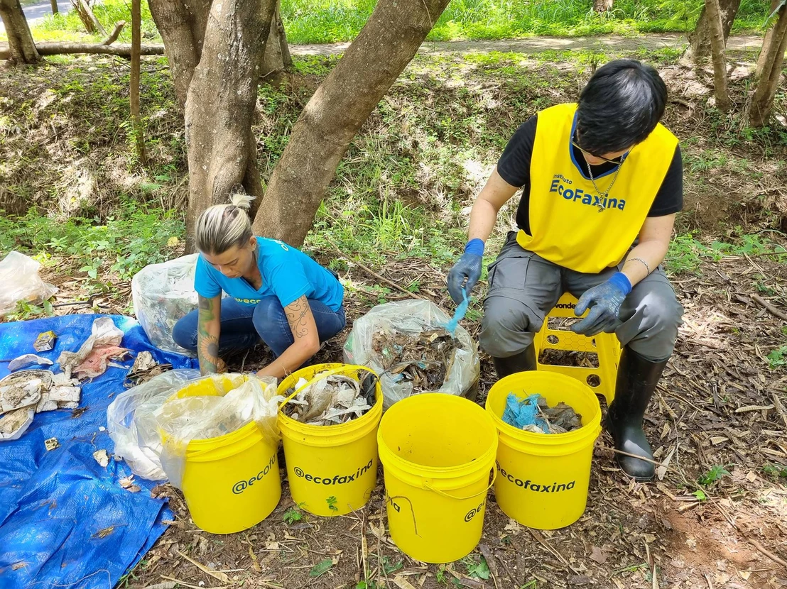 Triagem de resíduos retirados do Córrego Tijuco Preto, em São Carlos.