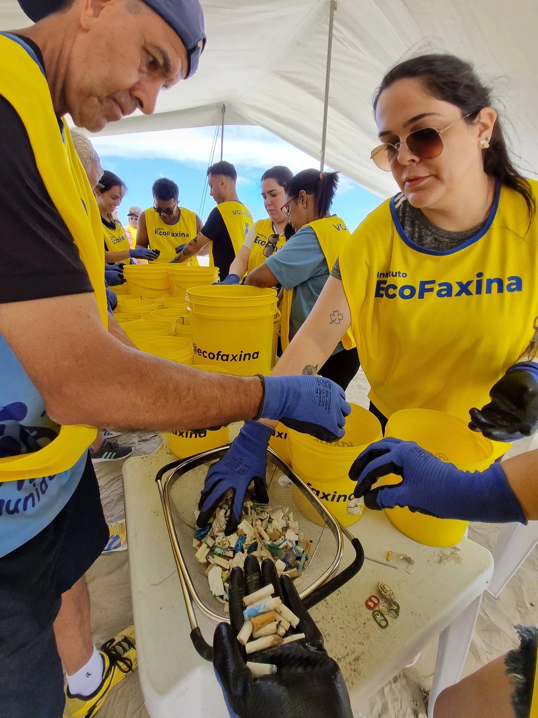 Voluntários realizam triagem dos resíduos durante Ação Voluntária EcoFaxina
