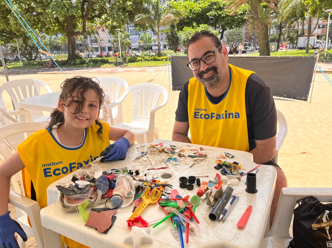 Pai e filho realizam triagem dos resíduos durante Ação Voluntária EcoFaxina