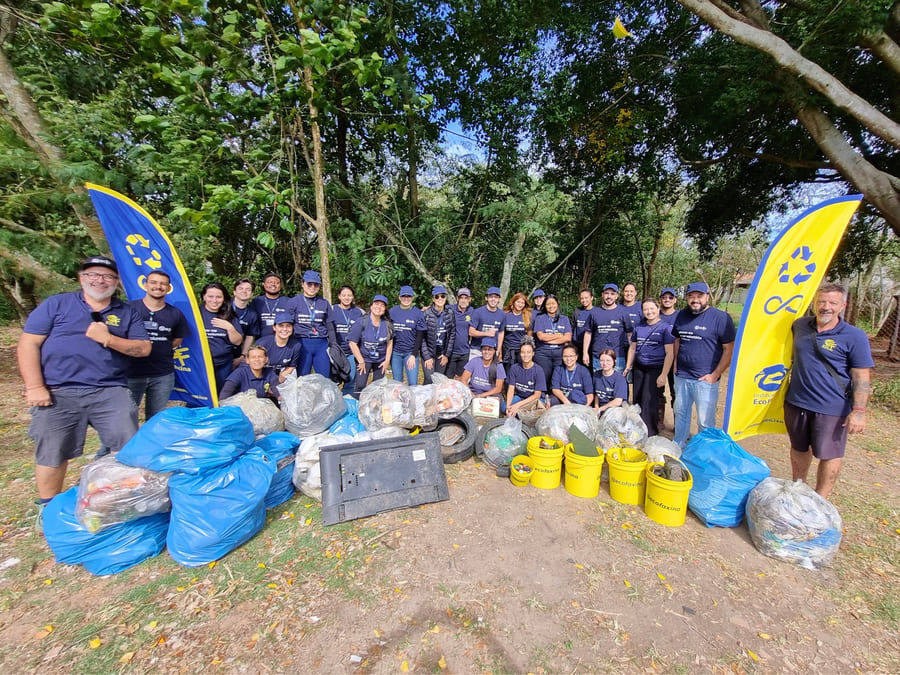 Voluntários da EDP posam para foto