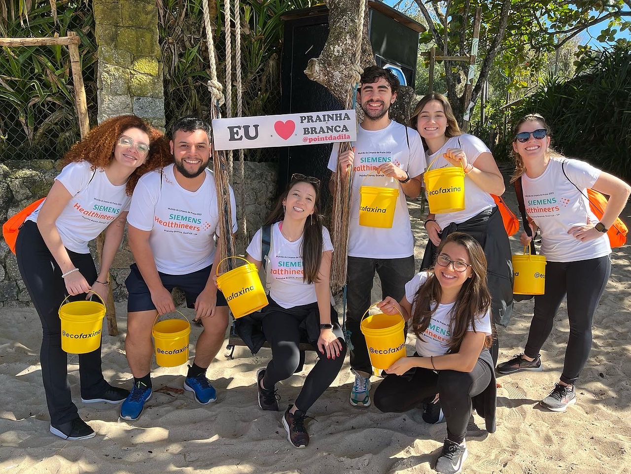 Siemens Healthineers e Instituto EcoFaxina invadem a Prainha Branca com ação de limpeza ambiental 