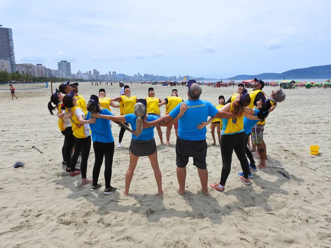 Voluntários praticam alongamento entes do início da coleta de resíduos na praia do José Menino, em Santos.