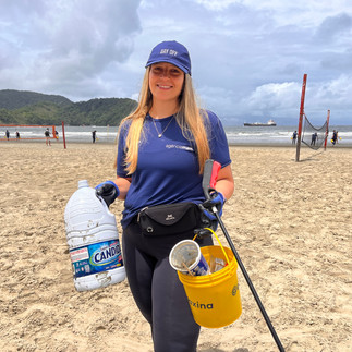 Voluntária retira alvejante da praia 