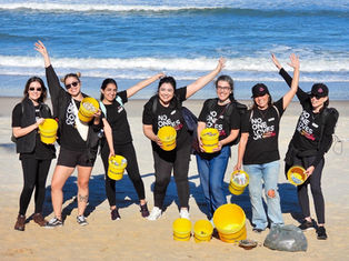 Sete colaboradoras da Amdocs retiram quase 2,3 mil resíduos da Praia do Tombo, em Guarujá