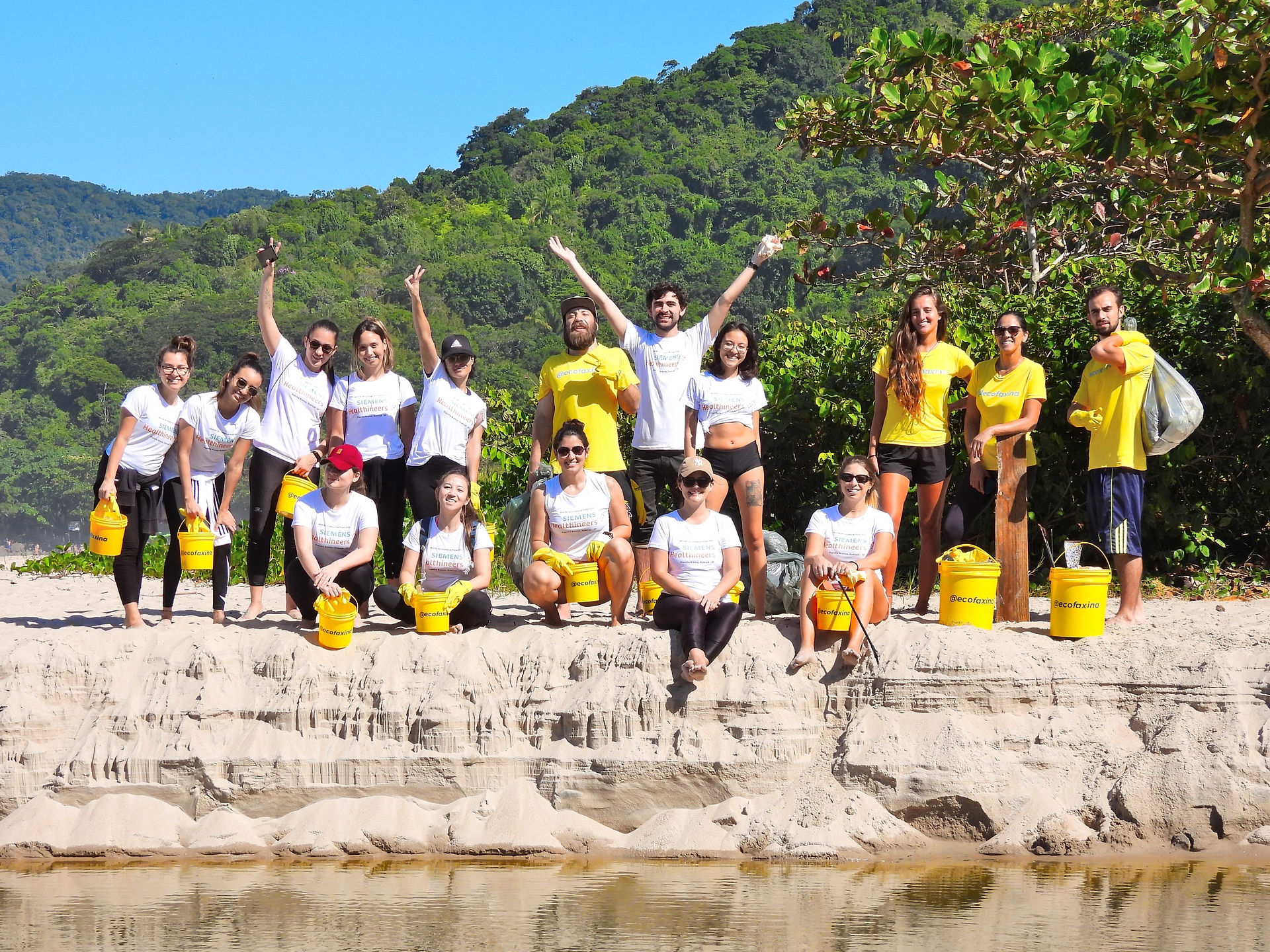 Siemens Healthineers e Instituto EcoFaxina invadem a Prainha Branca com ação de limpeza ambiental 
