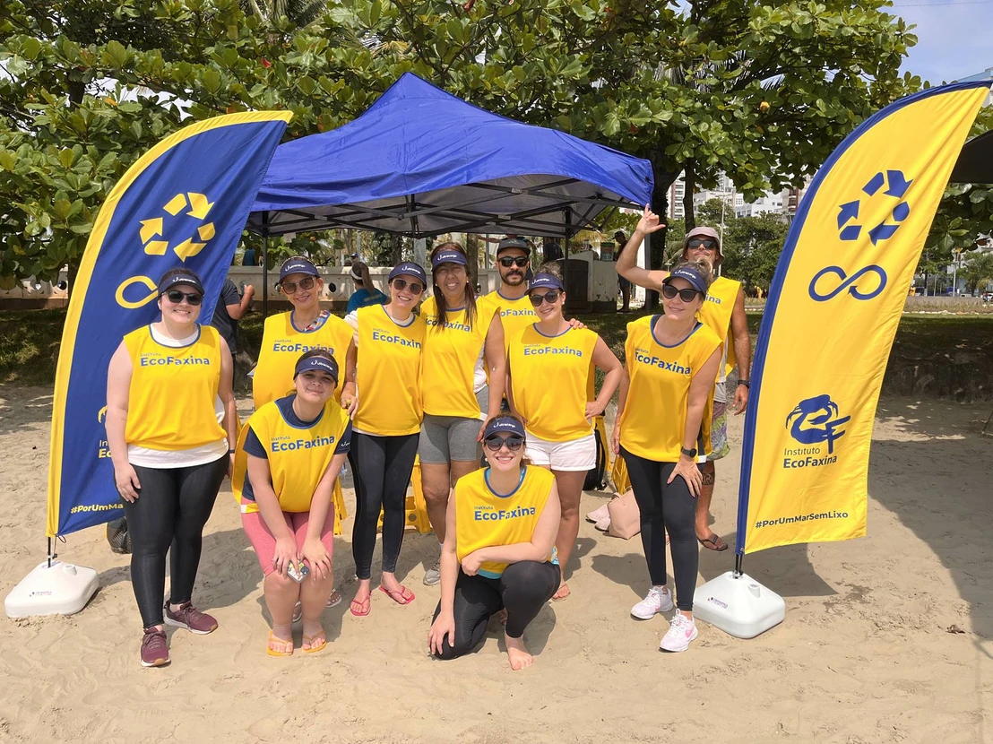 Voluntários posam para foto durante Ação Voluntária EcoFaxina, na Praia do José Menino, em Santos.