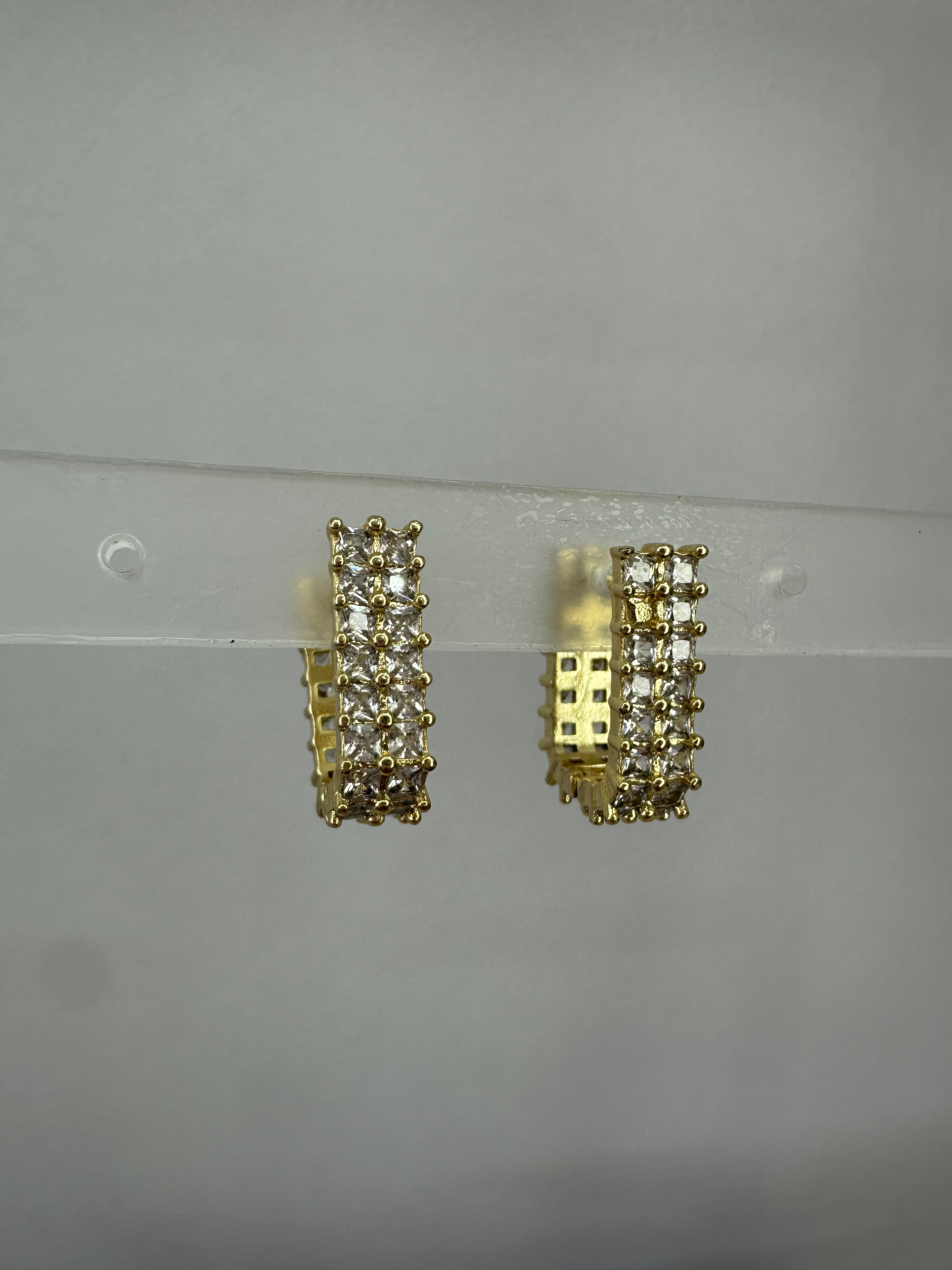 Arracadas cuadrada color dorado con brillantes 