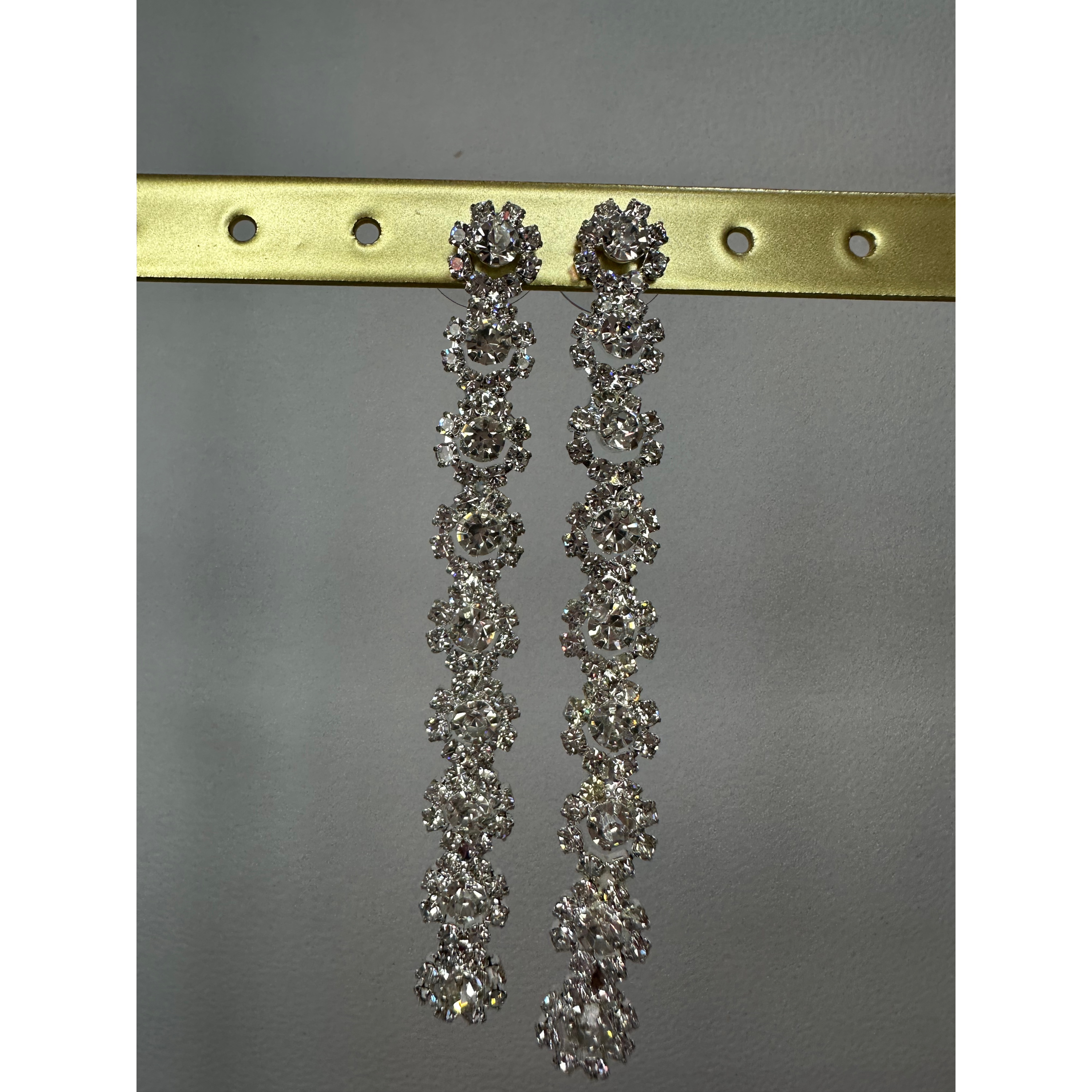 Aretes plateados colgantes con brillantes