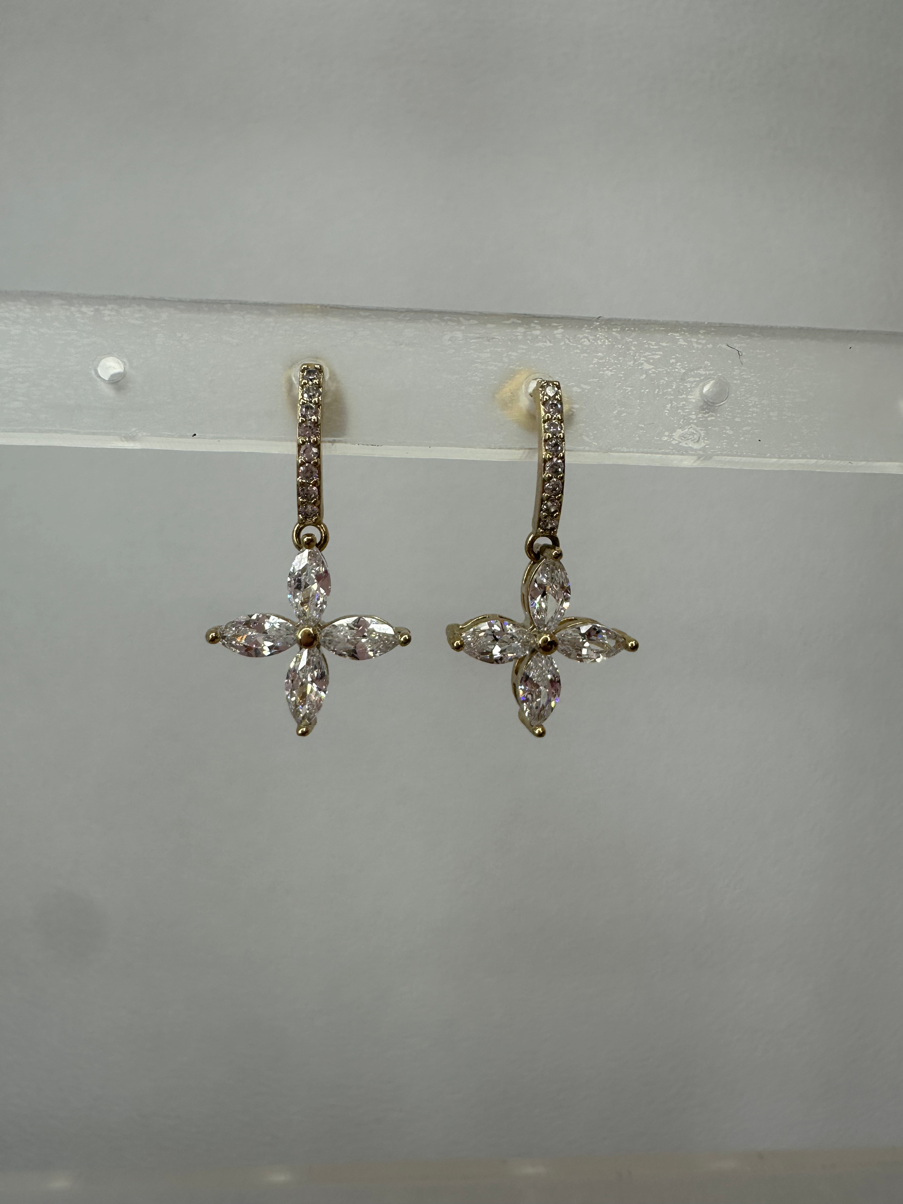 Aretes colgantes con forma de flor brillante 