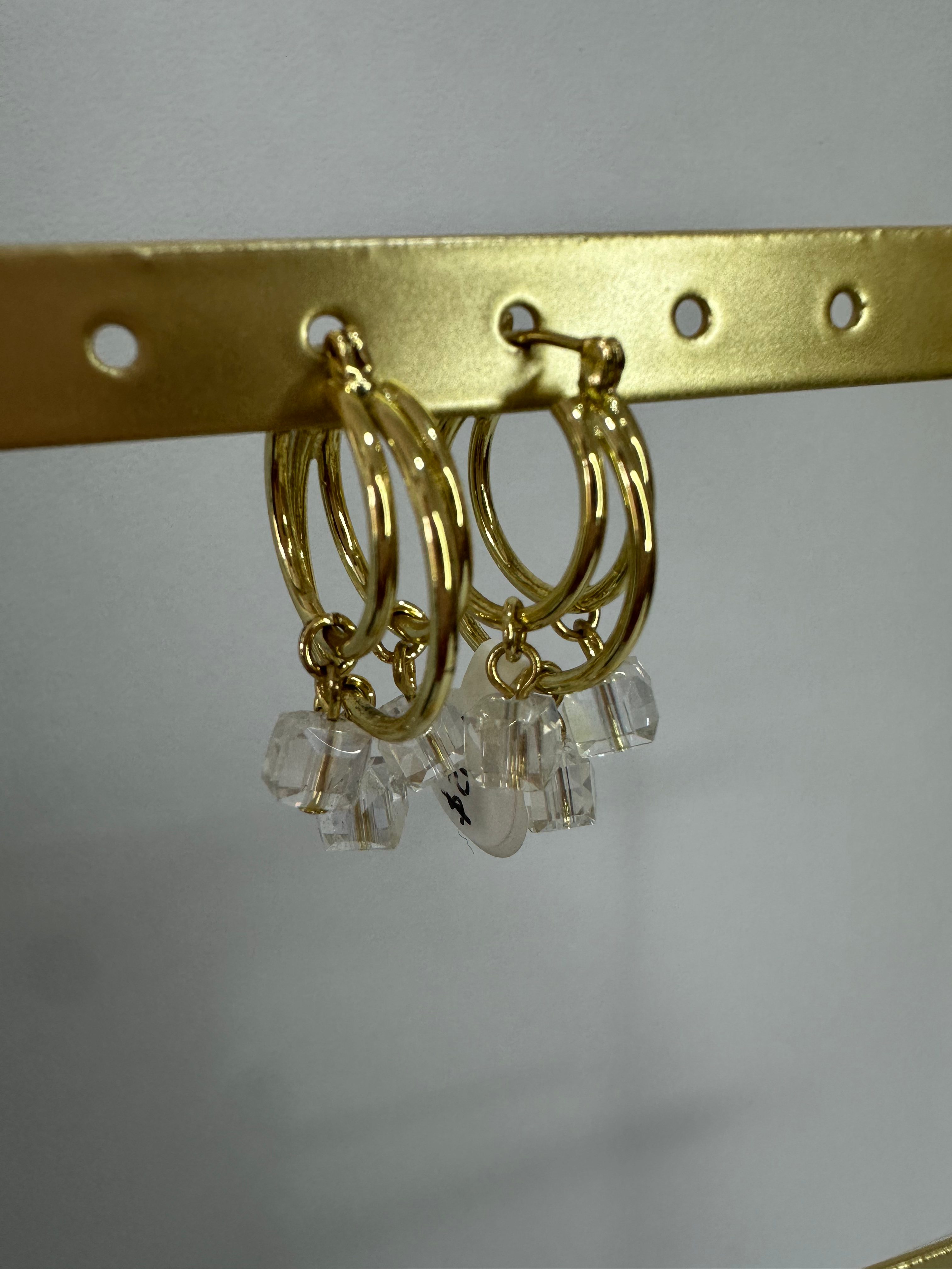 Arracadas pequeñas color dorado con colgantes transparentes