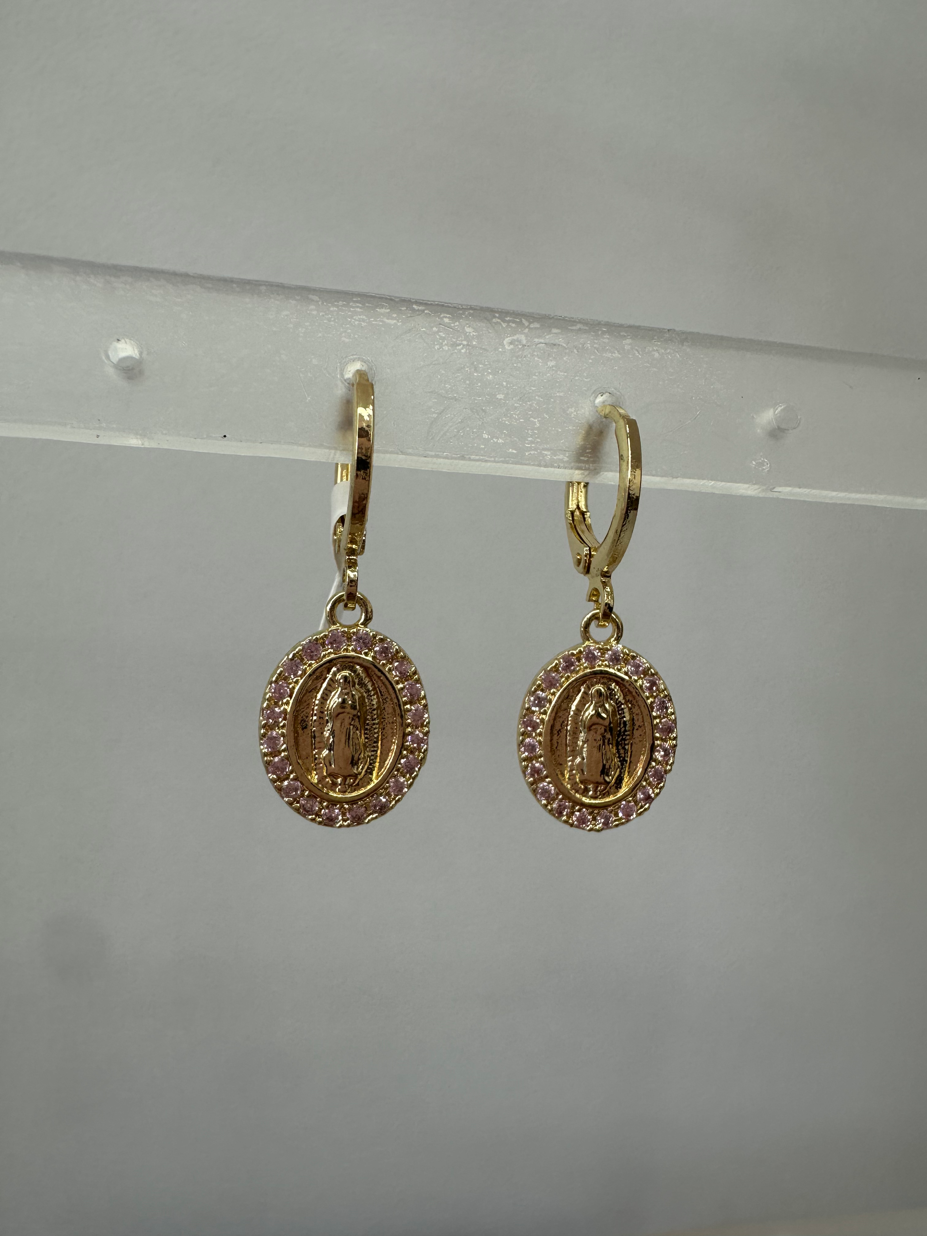 Aretes colgantes con diseño de la Virgen de Guadalupe y brillantes color rosa