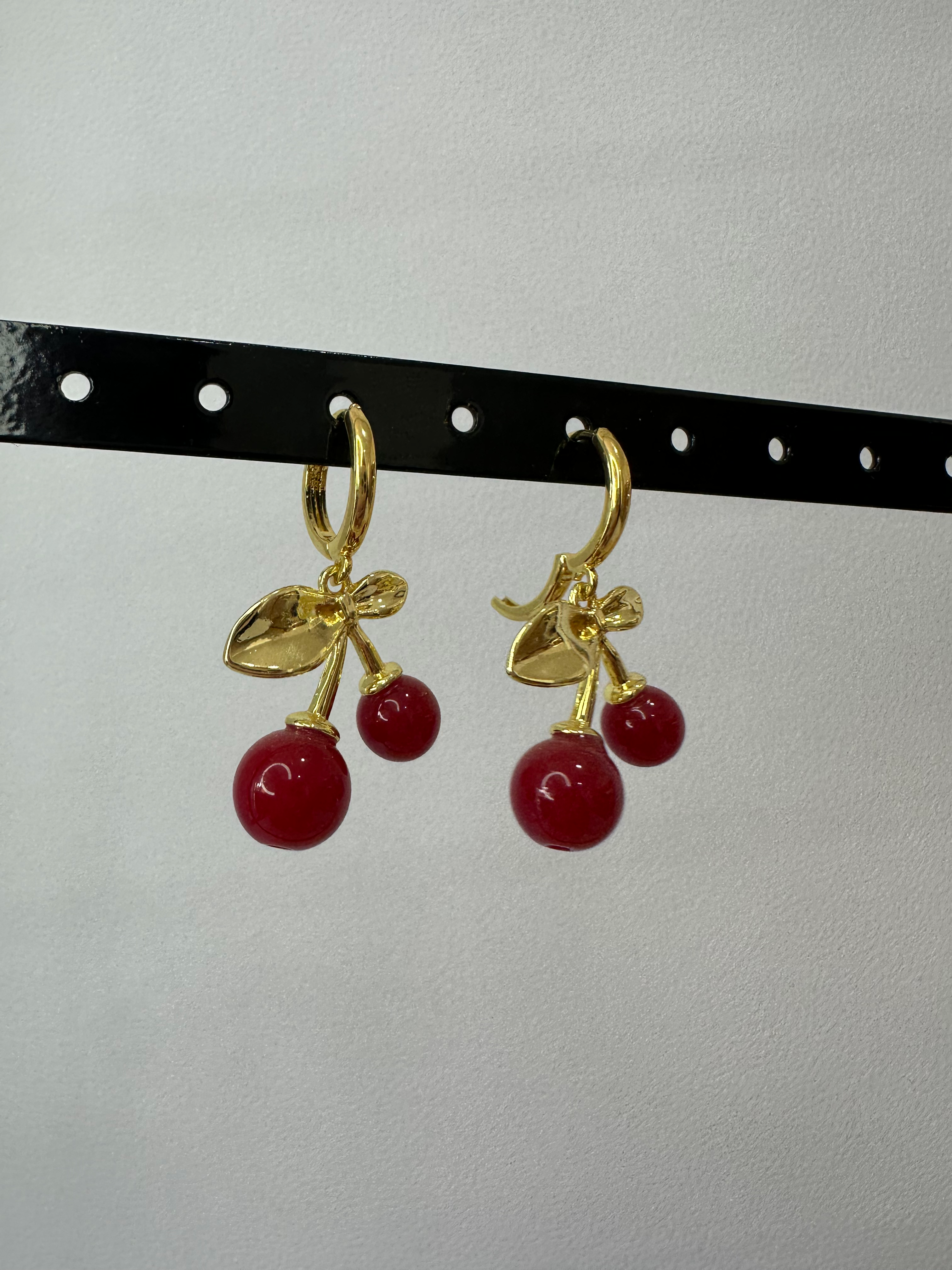 Aretes colgantes con forma de cereza 