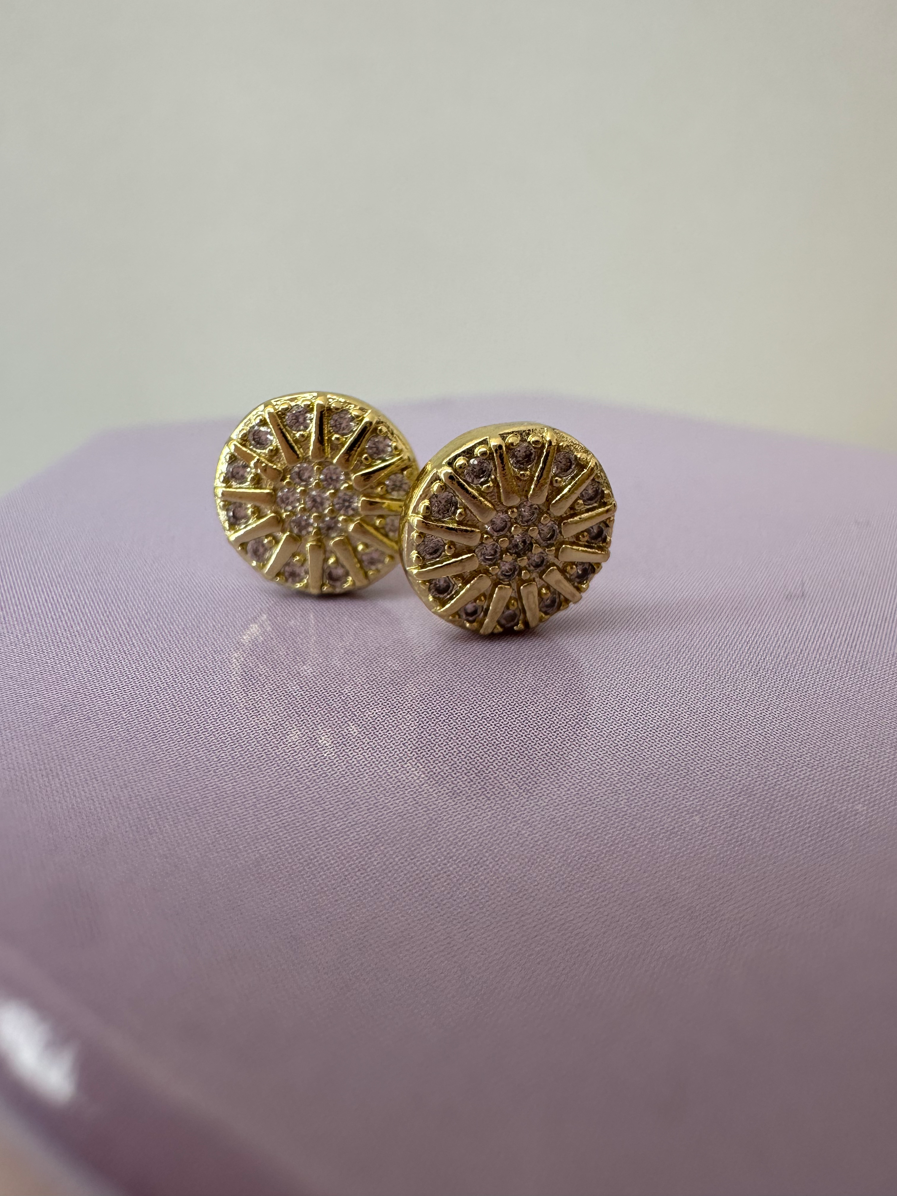 Aretes en forma de sol color dorado con brillantes 