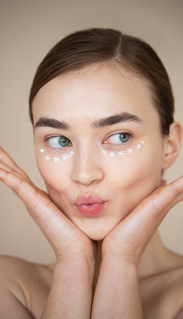 retrato-de-mujer-hermosa-con-piel-clara-con-crema-hidratante-en-el-rostro.jpg