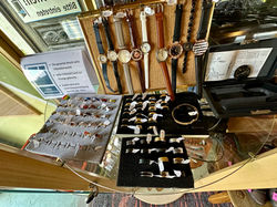 Fingerringe und Armbanduhren