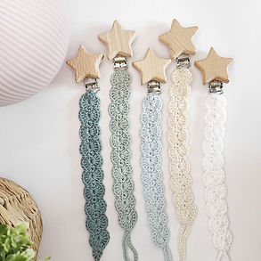 Attache tétine au crochet en bois de hêtre naturel