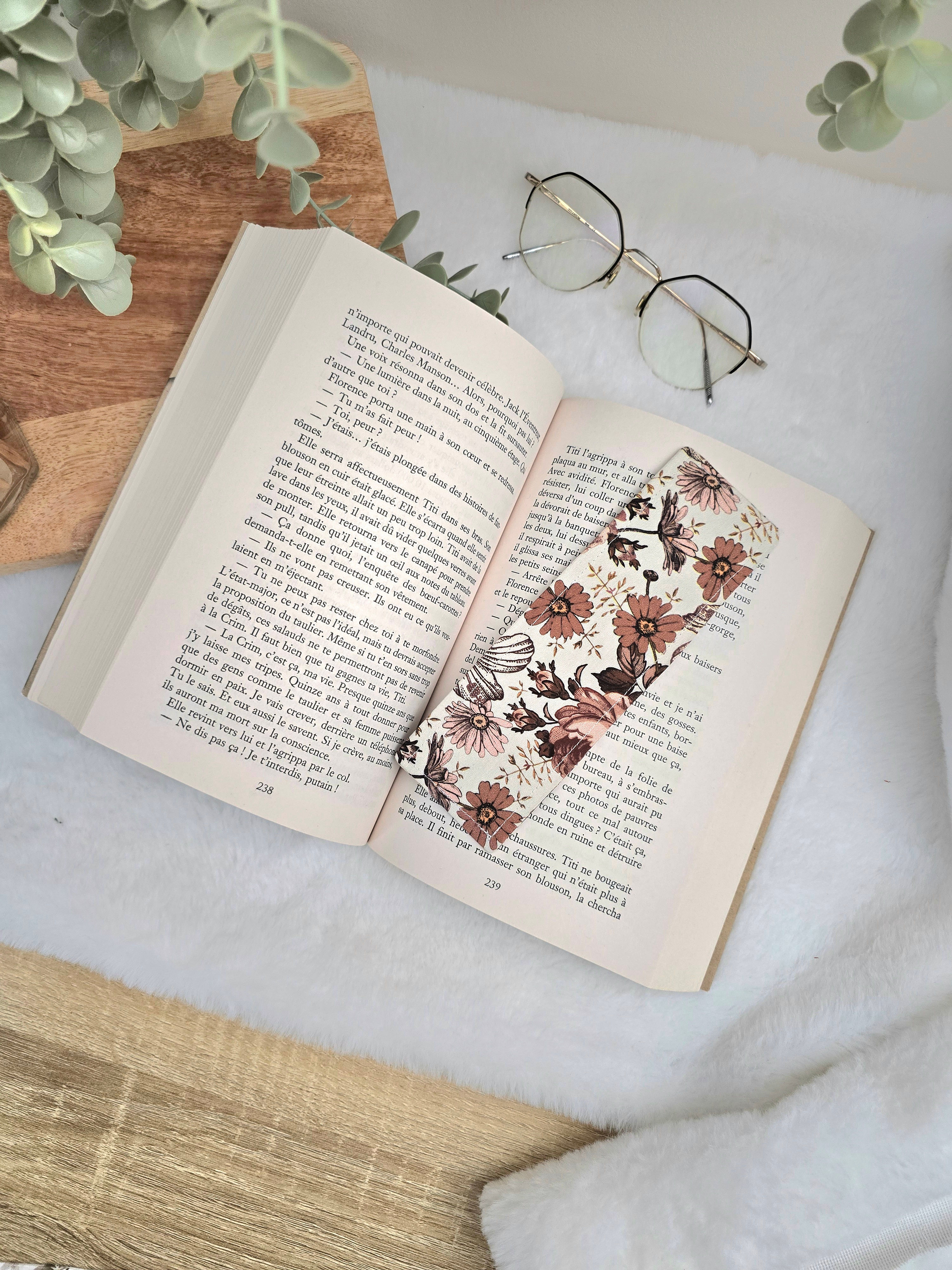 Marque page fleuri marron