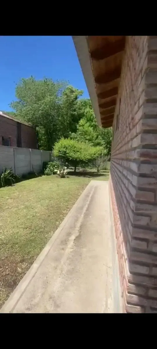 Miniatura: Casa en esquina con importante lote.