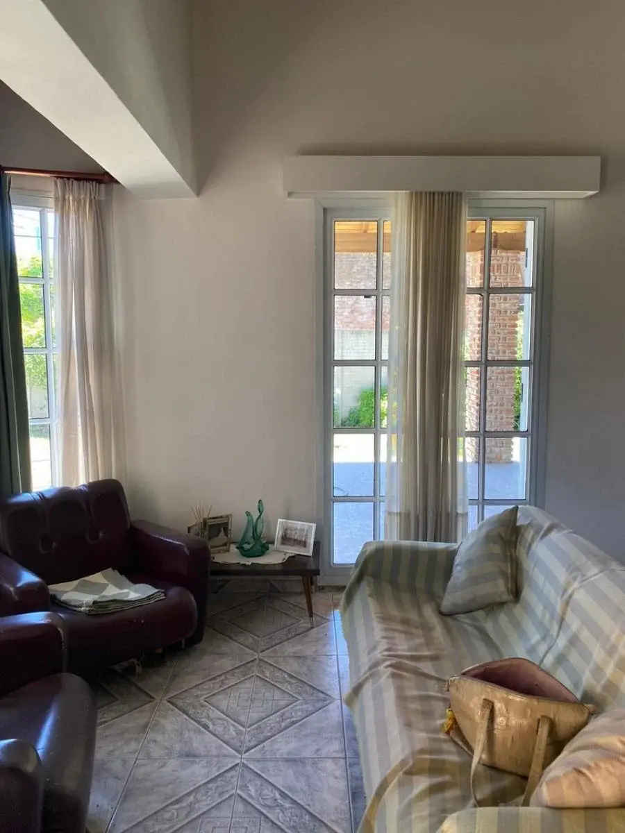 Miniatura: Casa en esquina con importante lote.