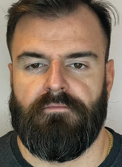Trött utseende på man med rynkor.