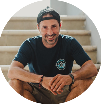 Retrato de Óscar Cubells, instructor de buceo sonriendo con gorra hacia atrás