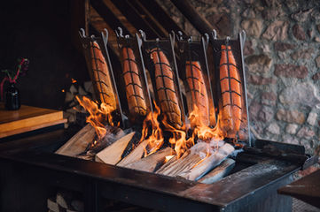 Flammlachs am offenen Feuer gegrillt