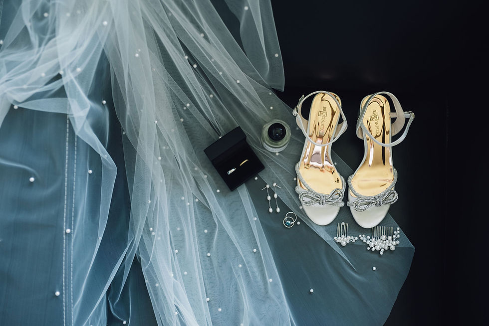 Getting Ready: Schleier, Brautschuhe, Ringe und Haarschmuck