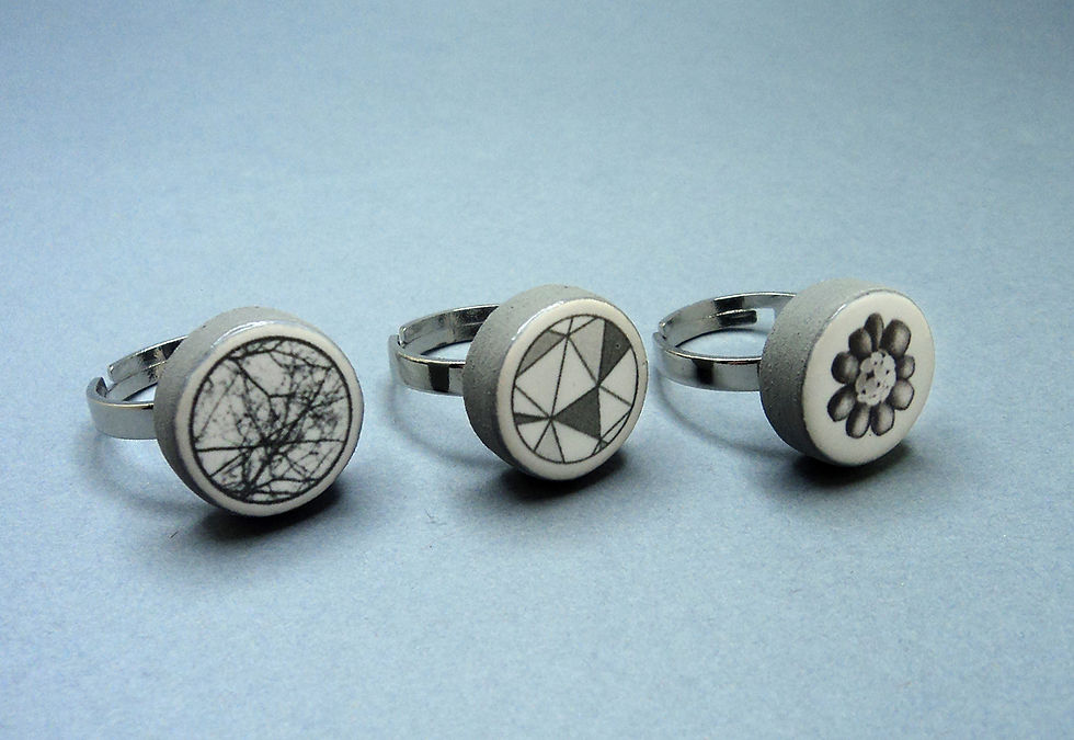 petites bagues en céramique avec motifs graphiques