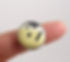 bague ronde jaune en céramique sertie motifs noir et blanc