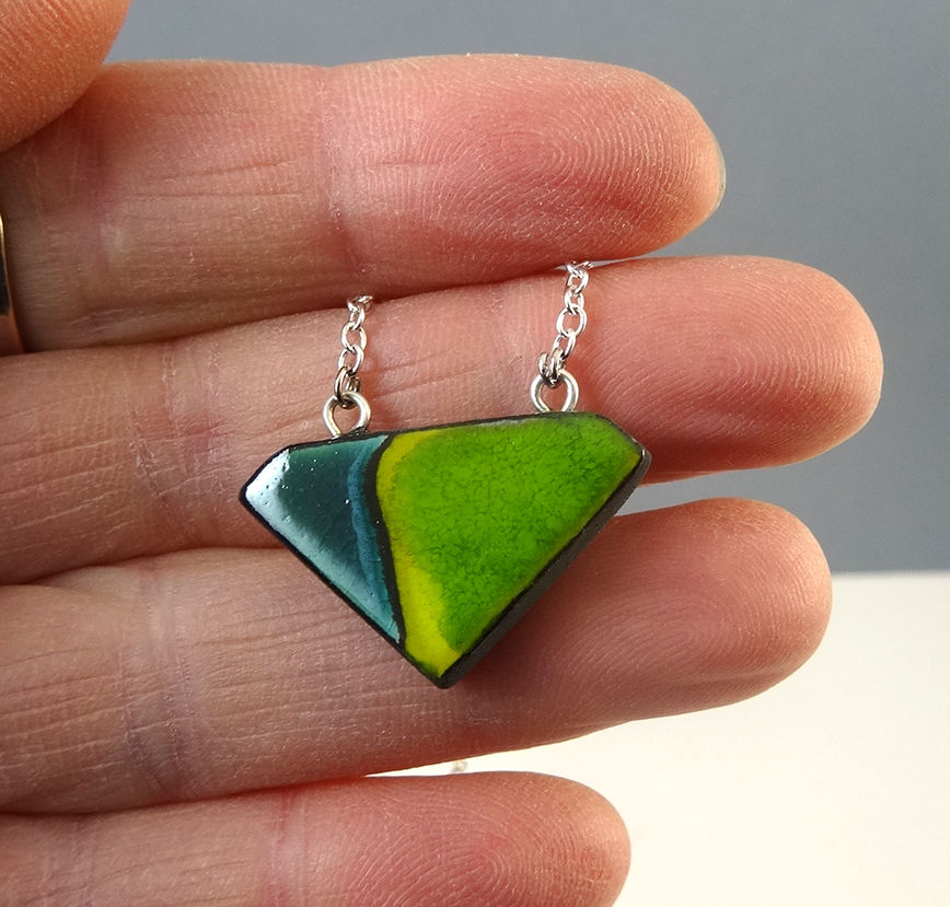 Miniature : collier triangle vert petit bijou céramique