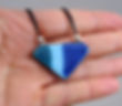 petit pendentif original bleu forme géométrique en céramique bijou créateur