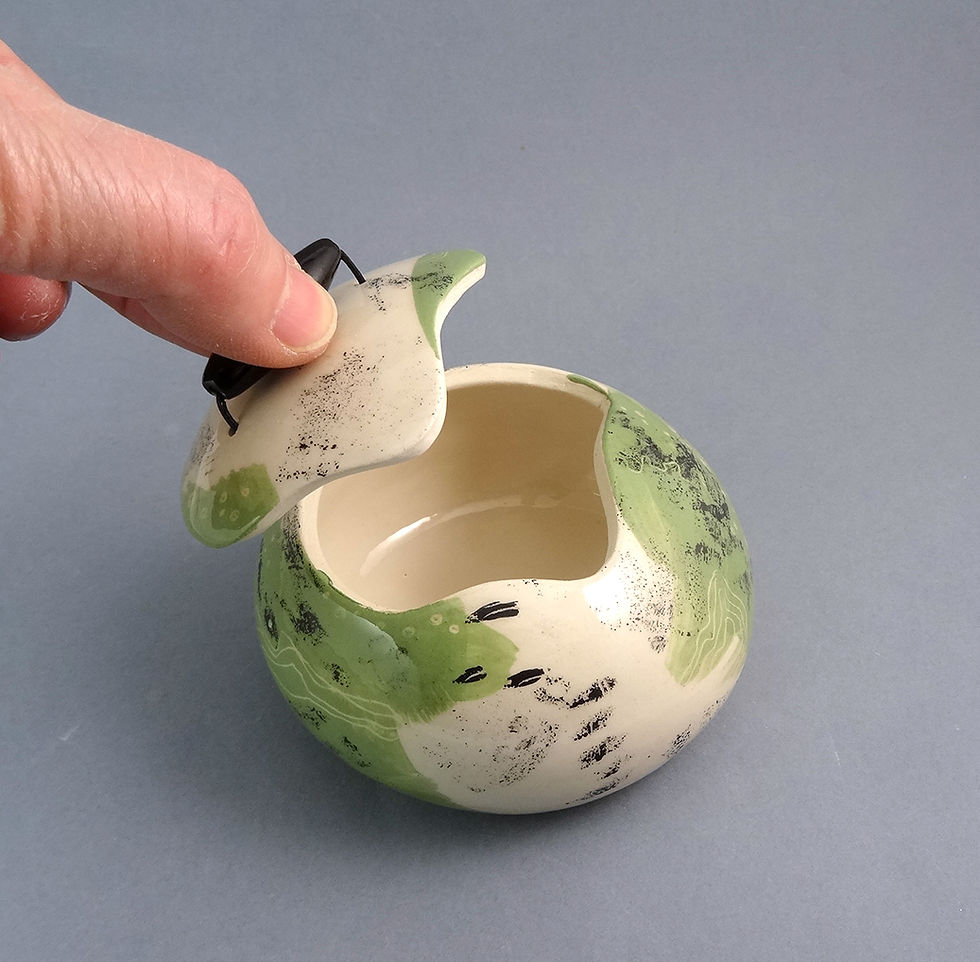 Miniature : boite à sel ronde vert en céramique artisanale