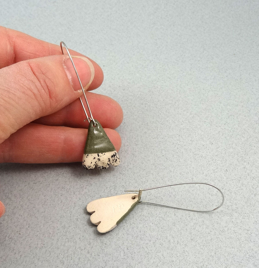 Thumbnail: boucles d'oreilles forme végétale vert kaki