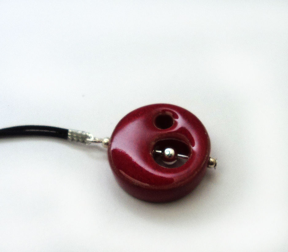 collier sautoir long rond rouge avec pendentif en céramique