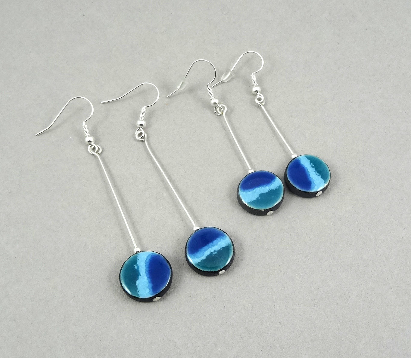 petites boucles d'oreilles bleu longues en céramique