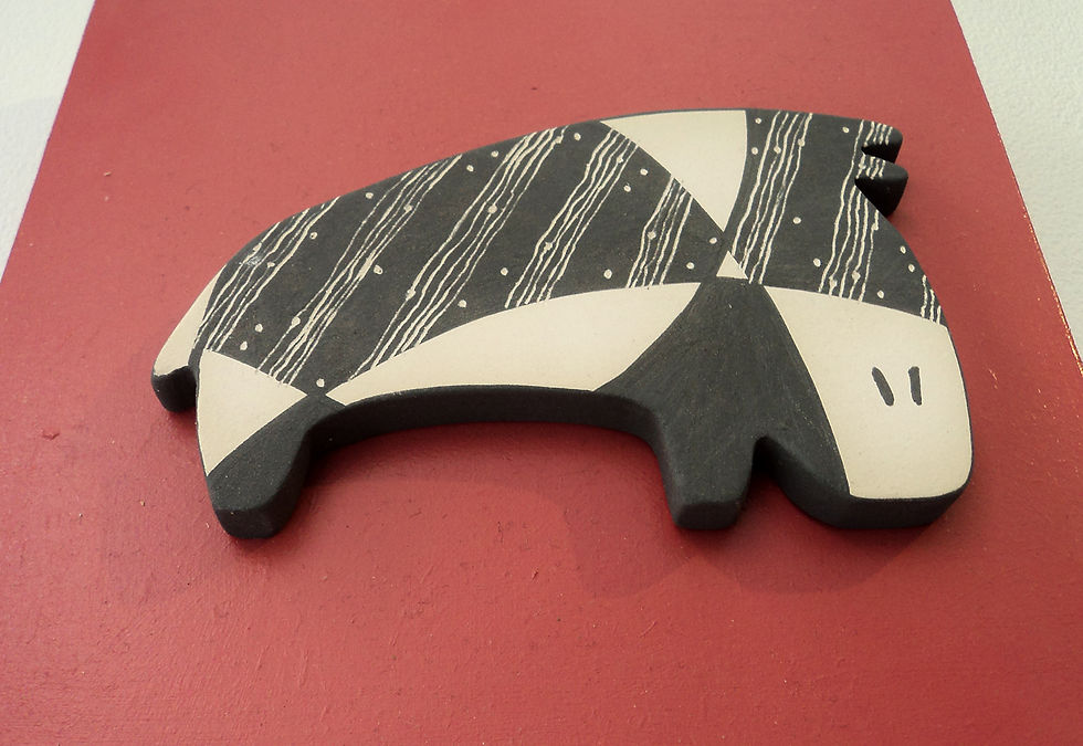 Miniature : tableau déco rouge avec petit bison en céramique noir et blanc graphique