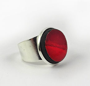 Miniature : bague contemporaine en ceramique rouge bijou de createur pili pok