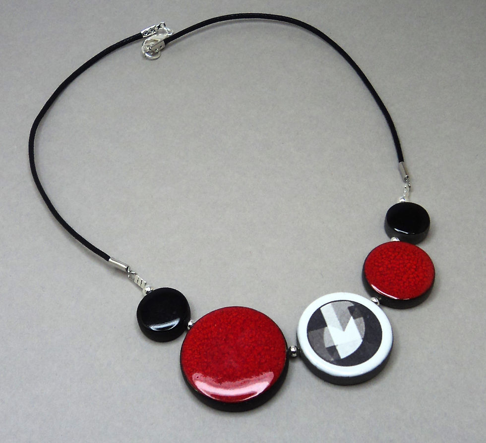 collier de la série Insoupçonnable sur TF1 rouge noir blanc motif