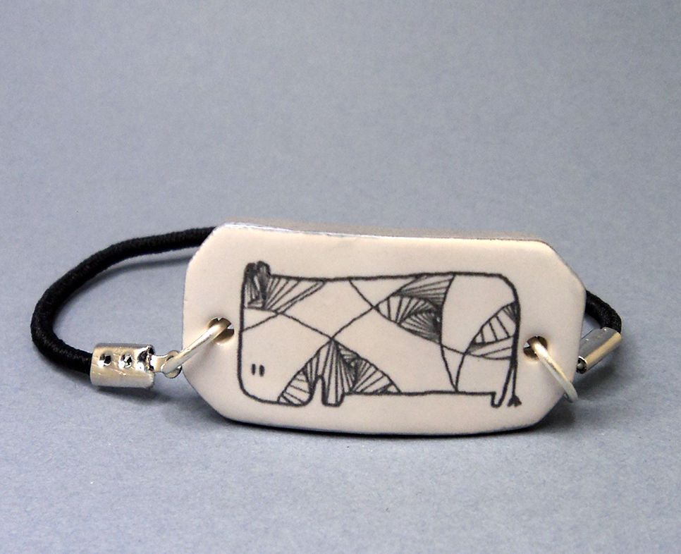 bracelet en céramique rectangle avec dessin vache noire