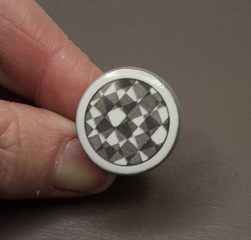bague ronde motif carreaux noir et blanc en céramique